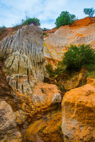 Νεράιδα ρεύμα, σε βασικά Tien, Mui Ne, Βιετνάμ. Ένα από τα τουριστικά αξιοθέατα στο Mui Ne.Beautiful βουνά και το νερό — Φωτογραφία Αρχείου