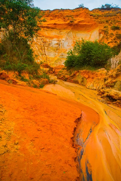 Fairy Stream, Suoi Tien, Mui Ne, Vietnam. En av turistattraktionerna i Mui Ne.Beautiful berg och vatten — Stockfoto