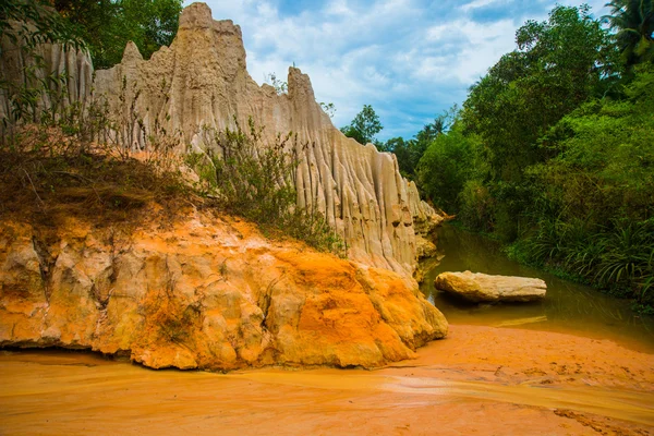 Peri Stream Suoi Tien, MUI Ne, Vietnam. Turistik MUI Ne.Beautiful dağlar ve su — Stok fotoğraf