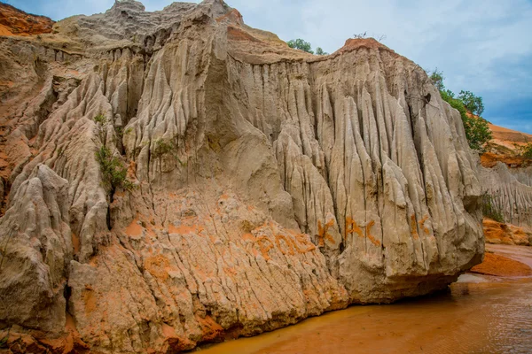 Feenbach, suoi tien, mui ne, vietnam. eine der Touristenattraktionen in mui ne.beautiful Berge und Wasser — Stockfoto