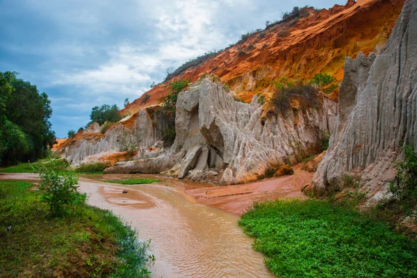 Fairy Stream, Suoi Tien, Mui Ne, Vietnam. Una de las atracciones turísticas de Mui Ne.Hermosas montañas y agua — Foto de Stock