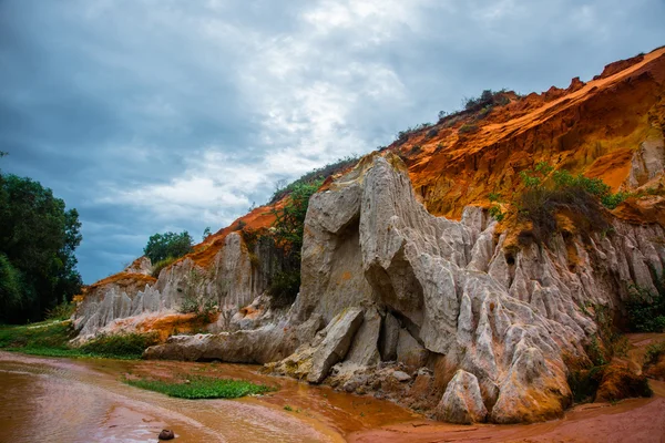 Fairy Stream, Sue Tien, Mui Ne, Vietnam. Una delle attrazioni turistiche di Mui Ne.Beautiful montagne e acqua — Foto Stock