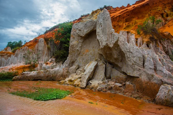 Fairy Stream, Suoi Tien, Mui Ne, Vietnam. Een van de toeristische attracties in Bergen Mui Ne.Beautiful en water — Stockfoto