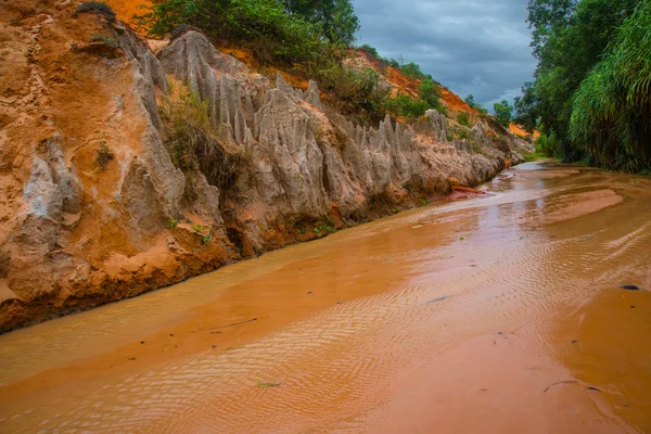 Fairy Stream, Suoi Tien, Mui Ne, Vietnam. Een van de toeristische attracties in Bergen Mui Ne.Beautiful en water — Stockfoto