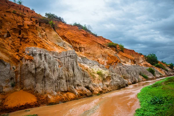 Fairy Stream, Suoi Tien, Mui Ne, Vietnam. Una de las atracciones turísticas de Mui Ne.Hermosas montañas y agua — Foto de Stock