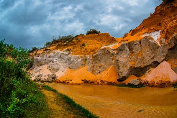 Fairy Stream, Suoi Tien, Mui Ne, Vietnam. Een van de toeristische attracties in Bergen Mui Ne.Beautiful en water — Stockfoto