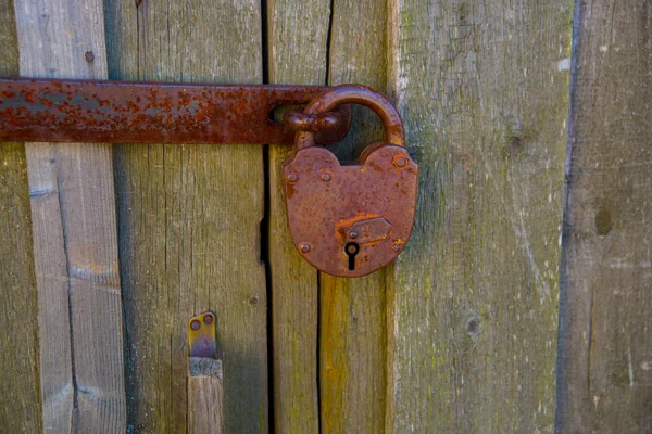 Serratura arrugginita su porta di legno — Foto Stock