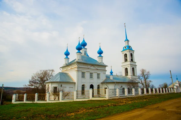 De orthodoxe kerk met blauwe koepels in Rusland. — Stockfoto