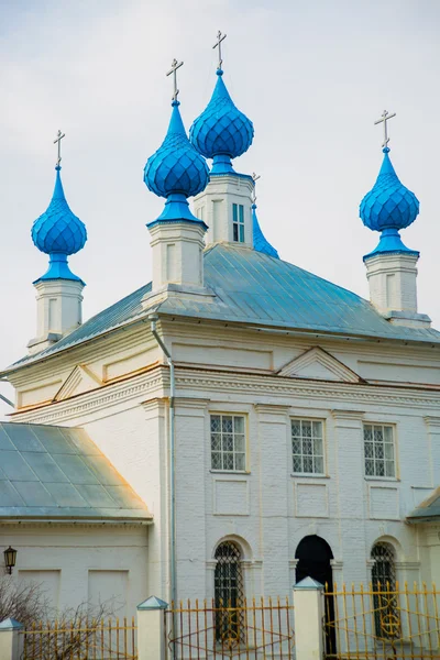 De orthodoxe kerk met blauwe koepels in Rusland. — Stockfoto