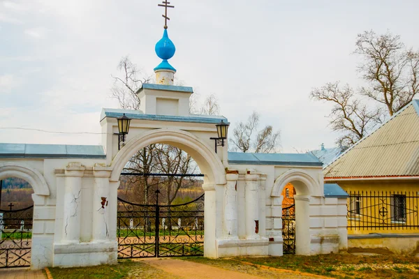 Poort naar de tempel. De orthodoxe kerk met blauwe koepels in Rusland. — Stockfoto