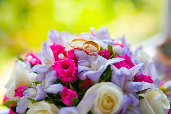 결혼반지와 꽃 — 스톡 사진