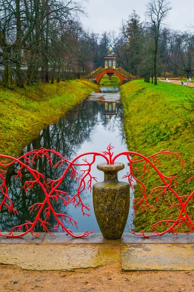 Ponte sobre pequeno riacho. Outono.Rússia, a cidade de Pushkin, Tsarskoe Selo. Parque Alexander . — Fotografia de Stock