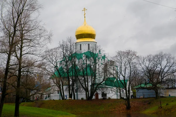 Iglesia ortodoxa con cúpula dorada. Otoño.Rusia, la ciudad de Pushkin, Tsarskoe Selo . —  Fotos de Stock