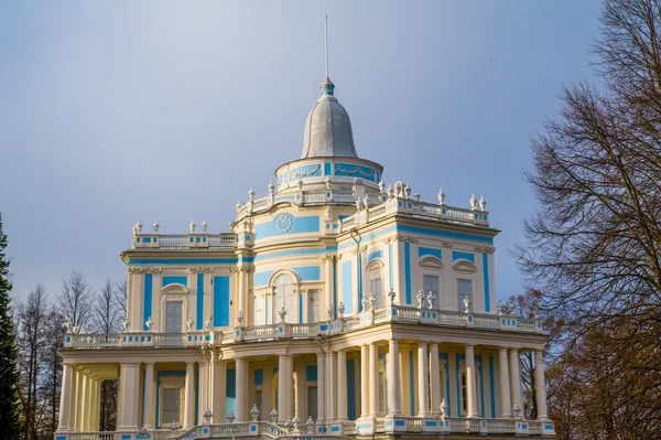 Katalnaya Gorka, pavilhão da montanha russa um monumento de arquitetura em Oranienbaum, Lomonosov, São Petersburgo, Rússia . — Fotografia de Stock