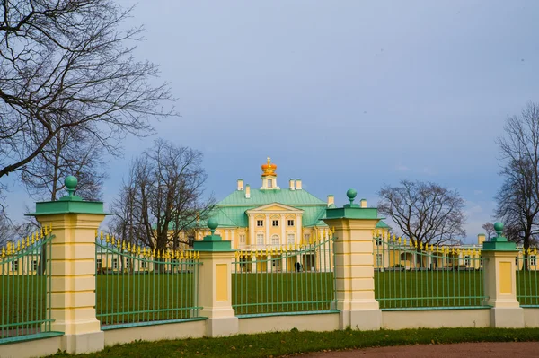 Grand, Mensjikov paleis in de buitenwijken van St. Petersburg - Oranienbaum, Lomonosov, Rusland. — Stockfoto