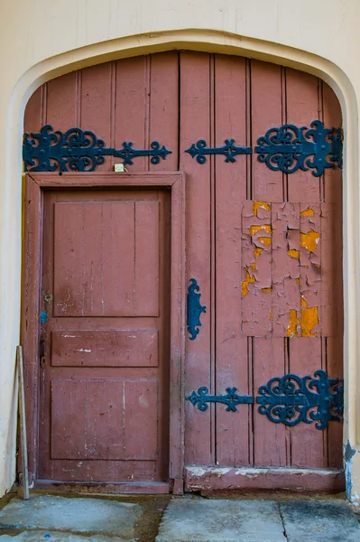 Belle porte en bois avec décor ajouré et serrure. Russie.Saint-Petersburg.Peterhof . — Photo