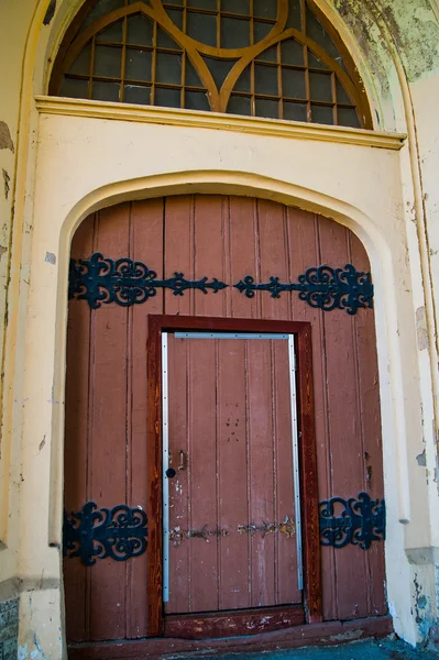Krásné dřevěné dveře s prolamované výzdobou a zámek. Russia.Saint-Petersburg.Peterhof. — Stock fotografie