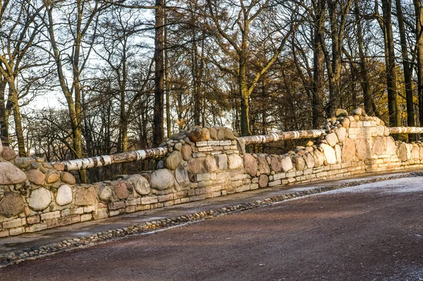 Förstöra bron i Park i Alexandria. Russia.Saint-Petersburg.Peterhof. — Stockfoto