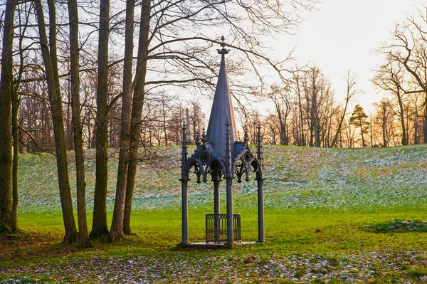 Poço gótico no Parque da Alexandria.Rússia.São Petersburg.Peterhof . — Fotografia de Stock