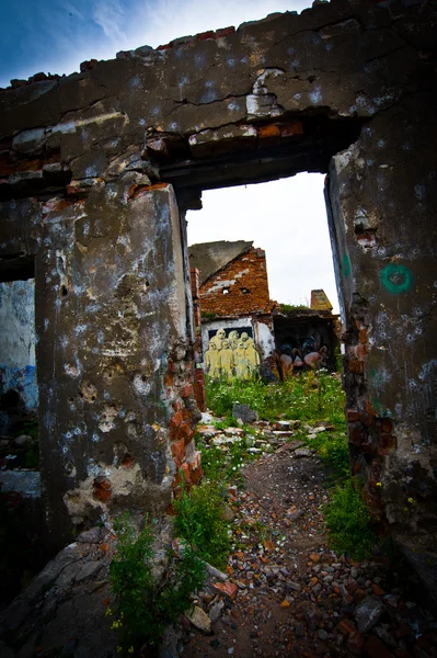 Casa arruinada com grafite pintado na parede.Rússia . — Fotografia de Stock