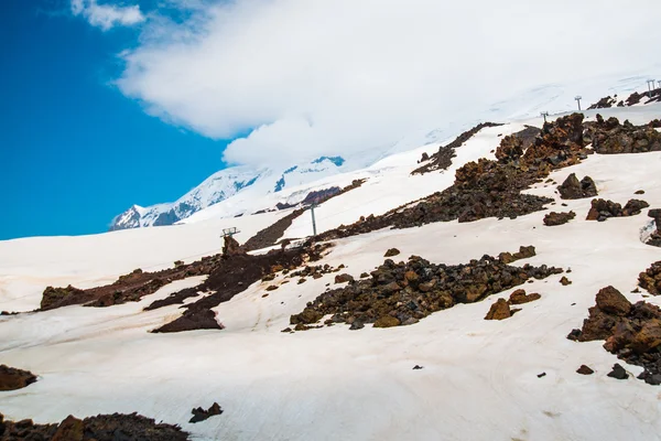 구름에서 푸른 하늘에 대하여 산에 눈. Elbrus 지역입니다. 코 카 서 스. — 스톡 사진
