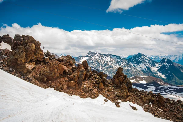 Nieve en las montañas contra el cielo azul en las nublas.La región de Elbrus.El Cáucaso . —  Fotos de Stock