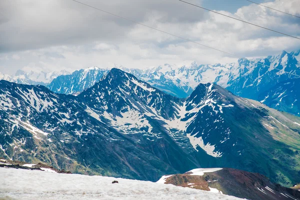 Mavi gökyüzünde bulutlar karşı dağlarda kar. Elbrus bölge. Kafkasya. — Stok fotoğraf