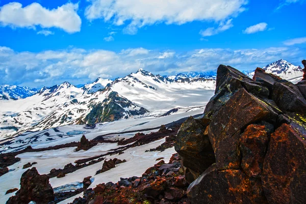 Сніг на гори проти синього неба в хмарах. Ельбрус регіону. Кавказу. — стокове фото