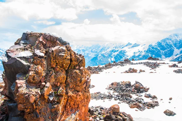 Nieve en las montañas contra el cielo azul en las nublas.La región de Elbrus.El Cáucaso . —  Fotos de Stock