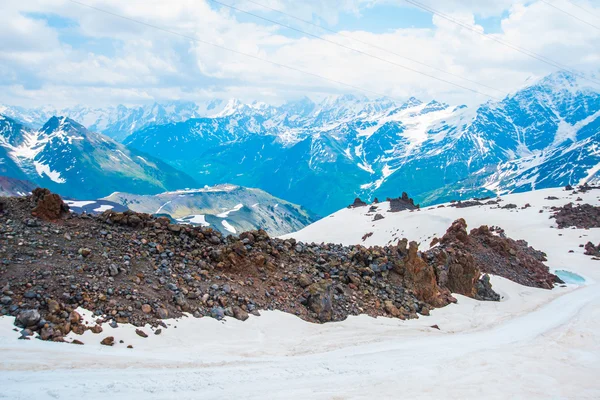 雲の青空と山に雪が降る。Elbrus の領域。コーカサス. — ストック写真