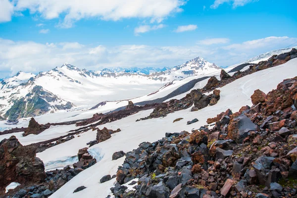 雲の青空と山に雪が降る。Elbrus の領域。コーカサス. — ストック写真