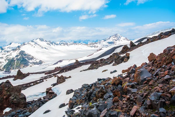 Snø på fjellene mot den blå himmelen i skyene. Elbrus-regionen. Kaukasus. . – stockfoto