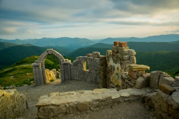 Uma fortaleza em um fundo de montanhas, onde ele baixar o filme Storm Gates. Distrito de Gelendzhik.Rússia . — Fotografia de Stock