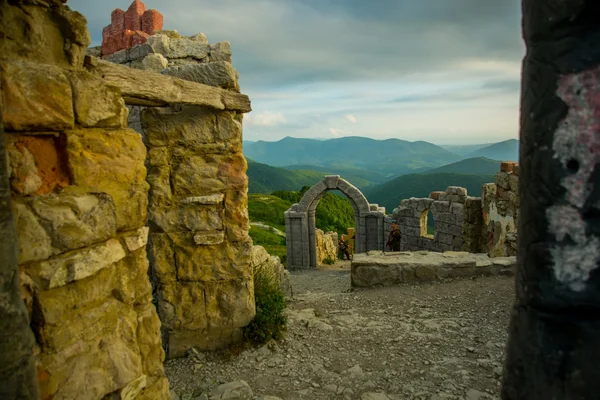Uma fortaleza em um fundo de montanhas, onde ele baixar o filme Storm Gates. Distrito de Gelendzhik.Rússia . — Fotografia de Stock