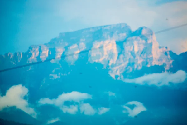 Berge gegen den Himmel im Sommer. Der Kaukasus. .russien. — Stockfoto