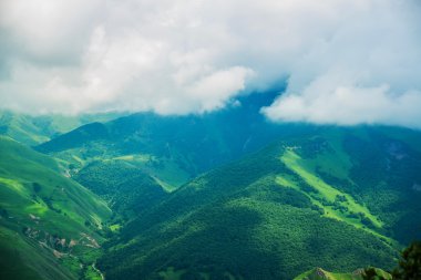 Güzel mavi-yeşil dağlarda sis. Cloudy.Summer.The Kafkasya. . Rusya.