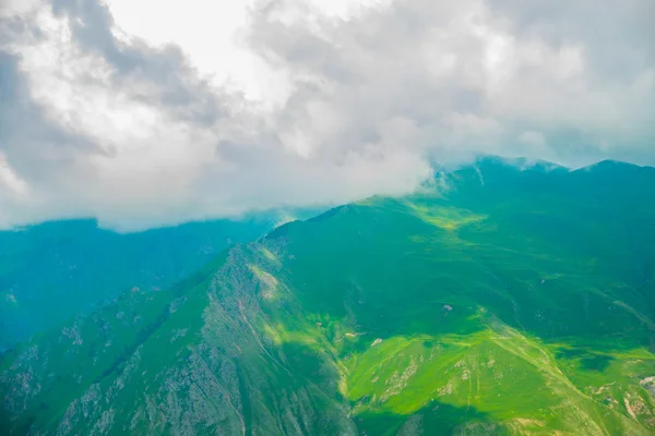 Krásné modro zelené hory v mlze. Cloudy.Summer.The Kavkazu. . Rusko. — Stock fotografie