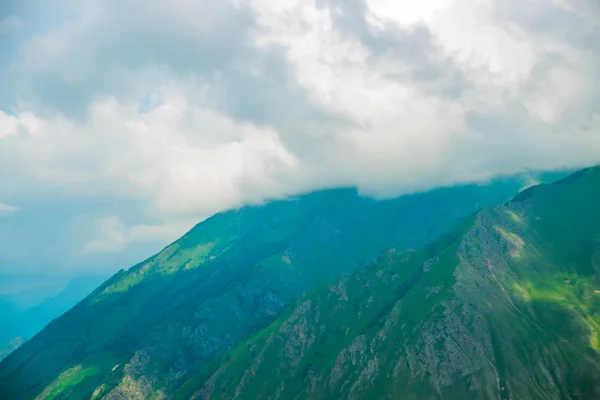 Belle montagne blu-verdi nella nebbia. Nuvoloso. Estate.Il Caucaso. .Russia . — Foto Stock