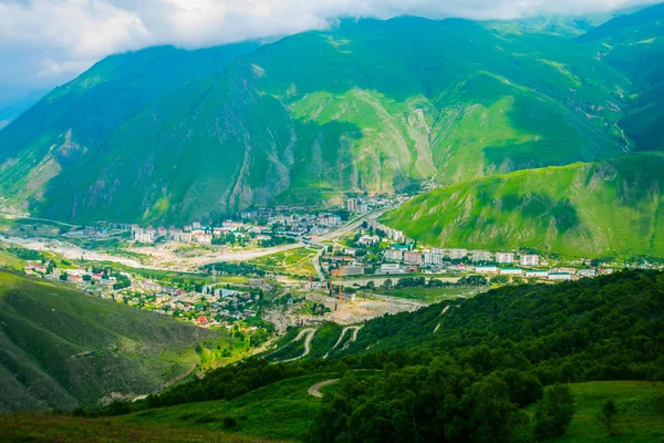 Belle montagne blu-verdi nella nebbia. Nuvoloso. Estate.Il Caucaso. .Russia . — Foto Stock