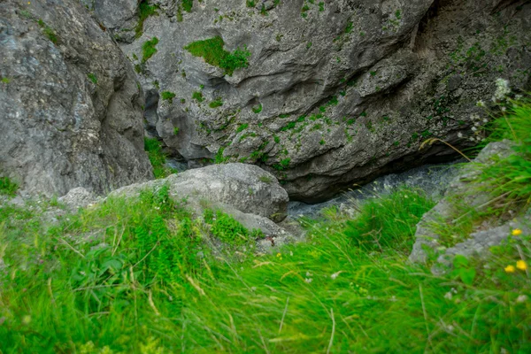 Bulutlu hava güzel kayalarda. Rossi. Kafkasya. — Stok fotoğraf