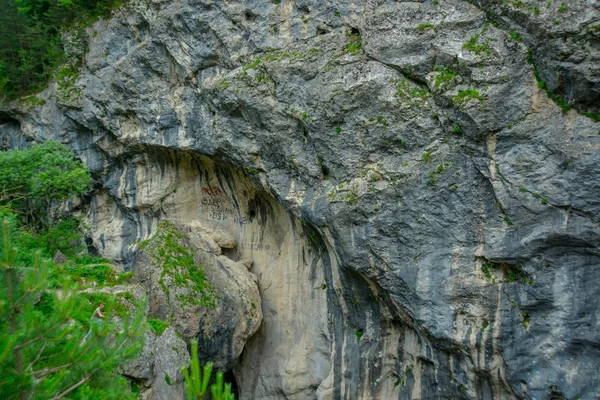 Schöne Felsen bei bewölktem Wetter.rossi. der Kaukasus. — Stockfoto