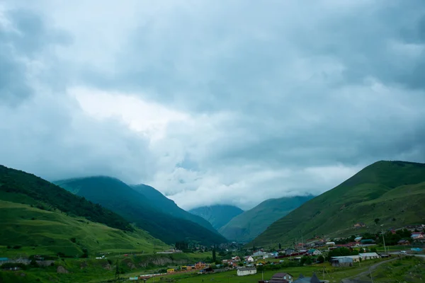 Горы в облаках в облачную погоду. Кавказ. .Russia . — стоковое фото