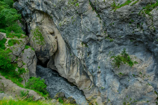 Belle rocce in condizioni atmosferiche nuvolose.Rossi. Il Caucaso . — Foto Stock