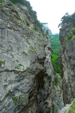  Bulutlu hava güzel kayalarda. Rossi. Kafkasya. 