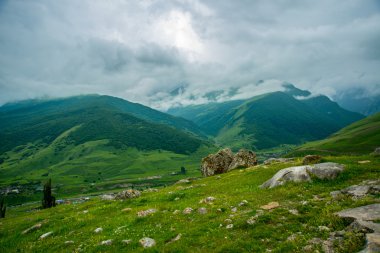 Bulutlu havalarda bulutlarda dağlar. Kafkasya. . Rusya.