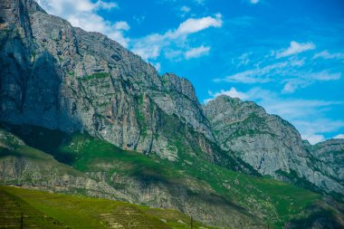 Parlak mavi gökyüzü güzel dağlar. Kafkasya. . Rusya.