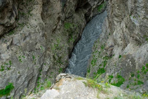 Belle rocce in condizioni atmosferiche nuvolose.Rossi. Il Caucaso . — Foto Stock