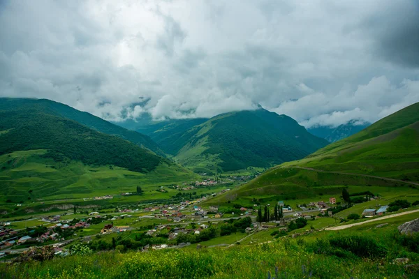 Montagne tra le nuvole in condizioni meteorologiche nuvolose.Il Caucaso. .Russia . — Foto Stock