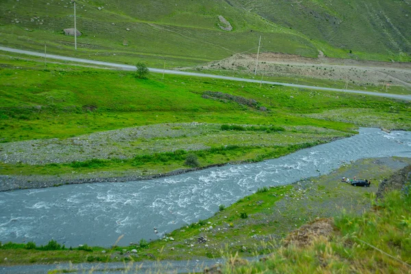 Bergen, berg rivier. De Kaukasus. . Rusland. — Stockfoto