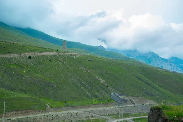 Bulutlu havalarda bulutlarda dağlar. Kafkasya. . Rusya. — Stok fotoğraf